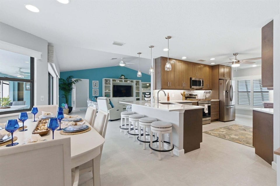 Beautiful, bright, fully-equipped kitchen