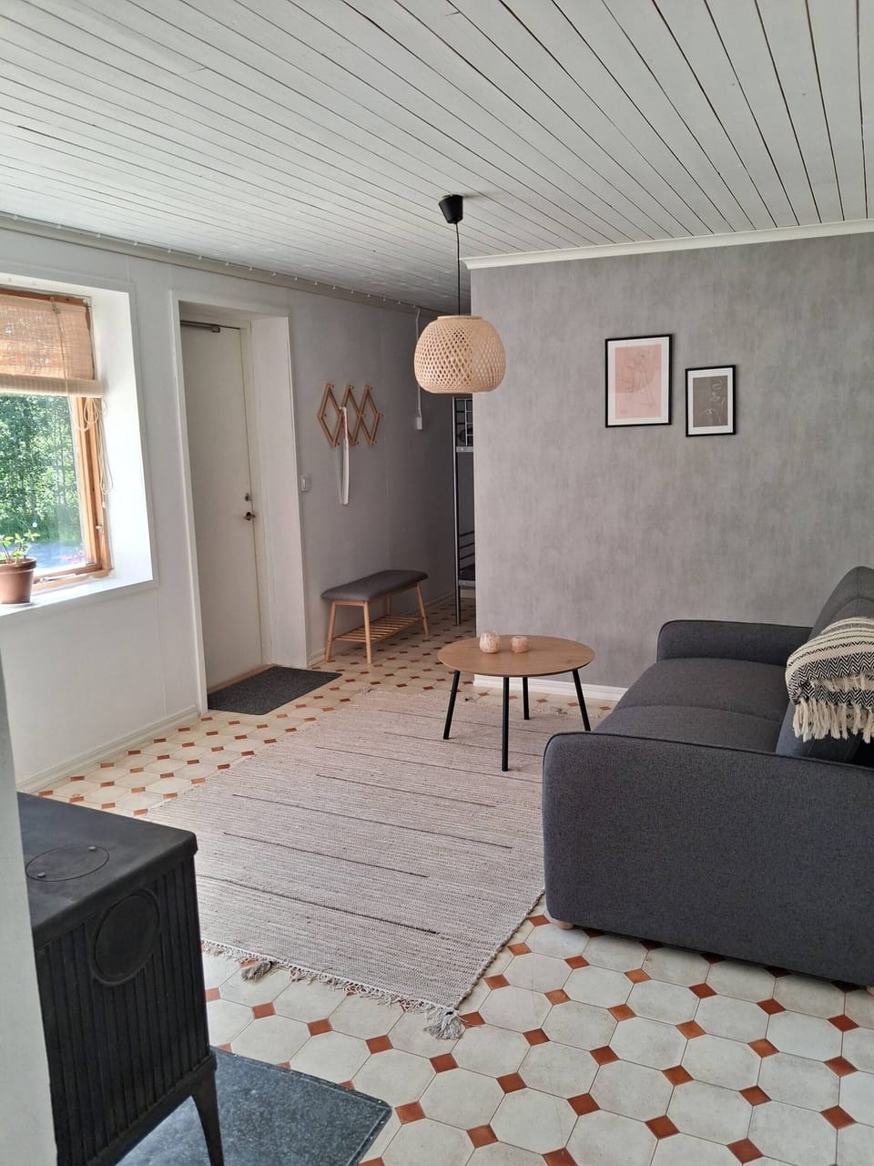 Apartment, 1 Bedroom, Accessible, Fireplace | Living room | Books
