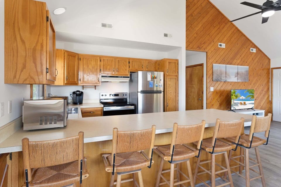 Prepare breakfast before the beach or dinner after sunset in this welcoming kitchen.