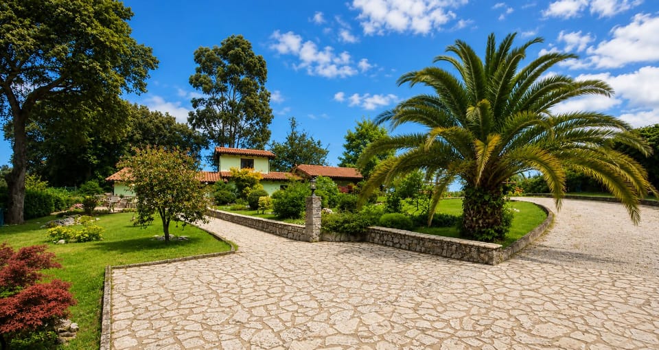 Property building,Facade/entrance,Garden,Balcony/Terrace,Garden view