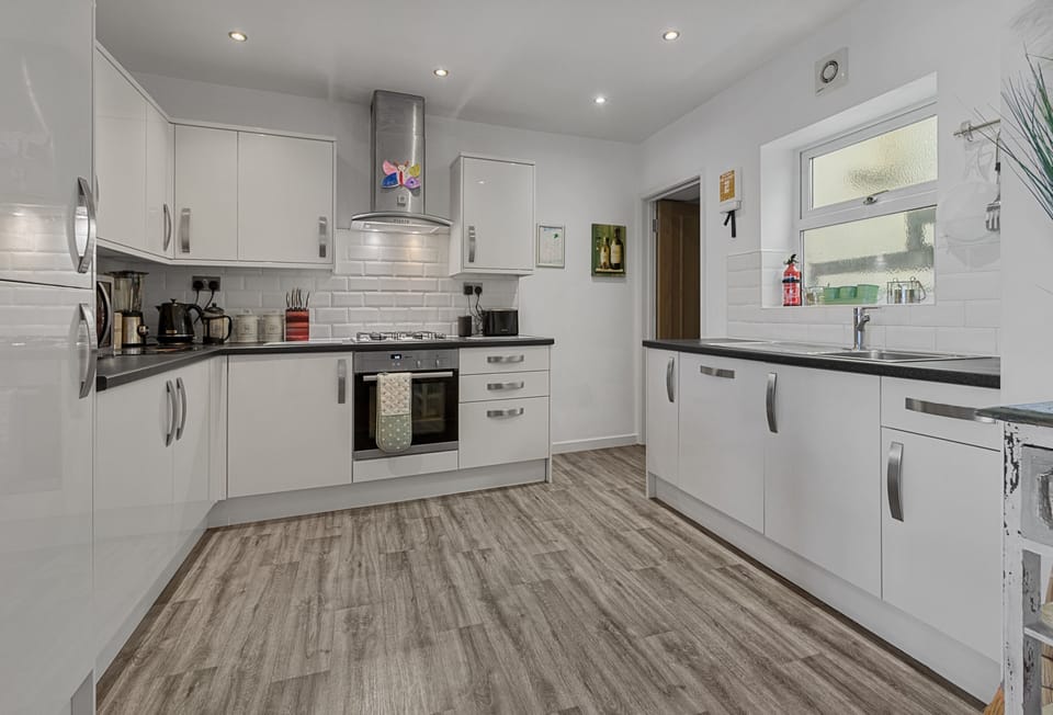 Harbour View at No. 11, Brixham. Fully-equipped kitchen for preparing meals for family and friends