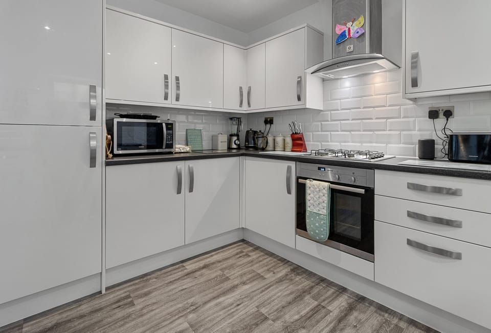 Harbour View at No. 11, Brixham. Kitchen with integrated appliances