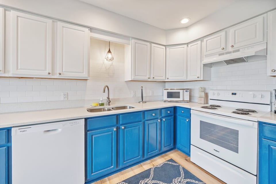 Plenty of storage and work space - no need to dine out everyday!