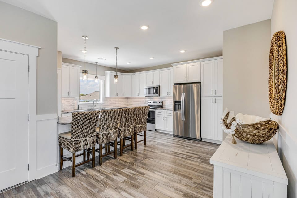 Kitchen with 4 bar stools
