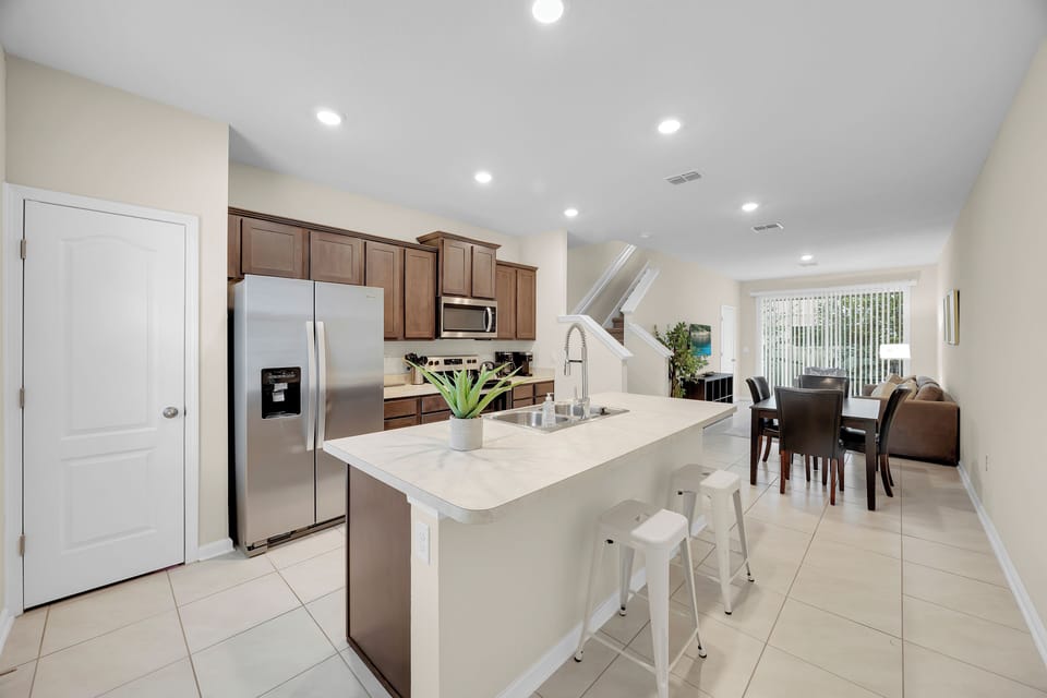Kitchen: Modern island kitchen complete with all the appliances and essentials you need to enjoy a home-cooked meal!