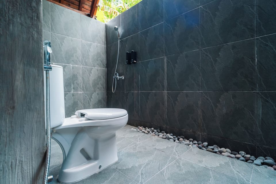 Traditional Double Room | Bathroom | Towels, soap, shampoo, toilet paper