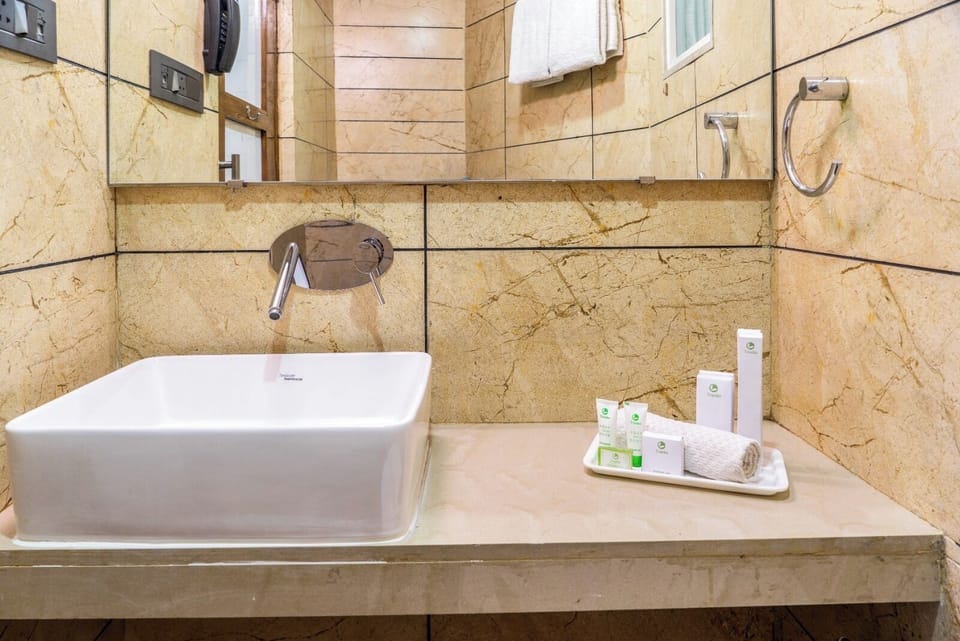 Executive Double Room, Air conditioning | Bathroom | Shower, rainfall showerhead, slippers, towels