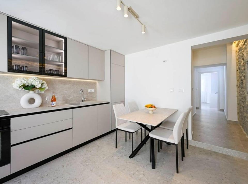 Apartment (Apartment With Terrace And Balcony) | Dining room