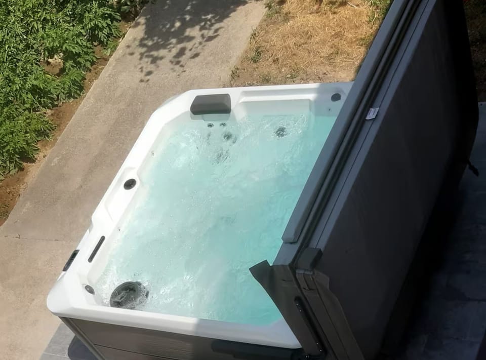Apartment (Two Bedroom Apartment with Balcony an) | Private spa tub