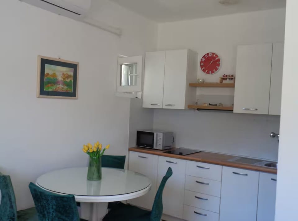 House (Holiday Home Sunny Retreat - With Ter) | Private kitchen | Fridge