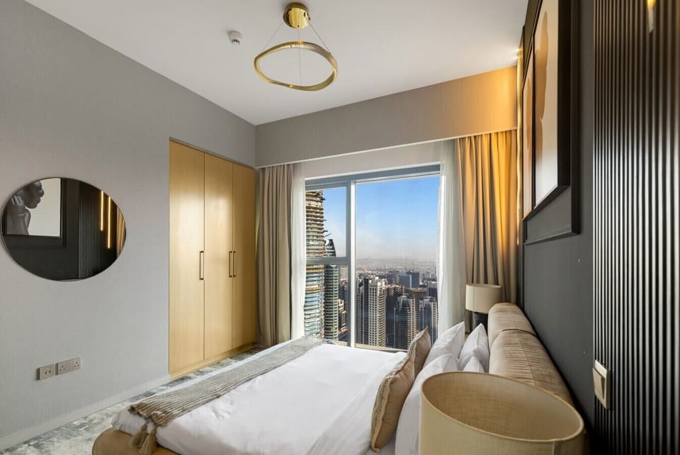 Bedroom featuring a king bed, a spacious wardrobe closet, and amazing views, creating a comfortable and relaxing retreat.