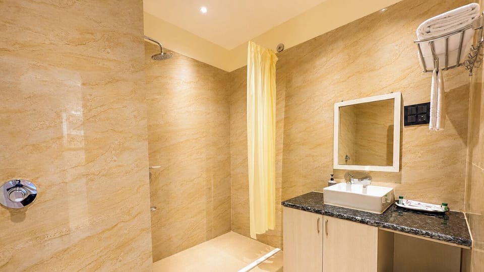 Premium Twin | Bathroom | Shower, towels, soap, shampoo