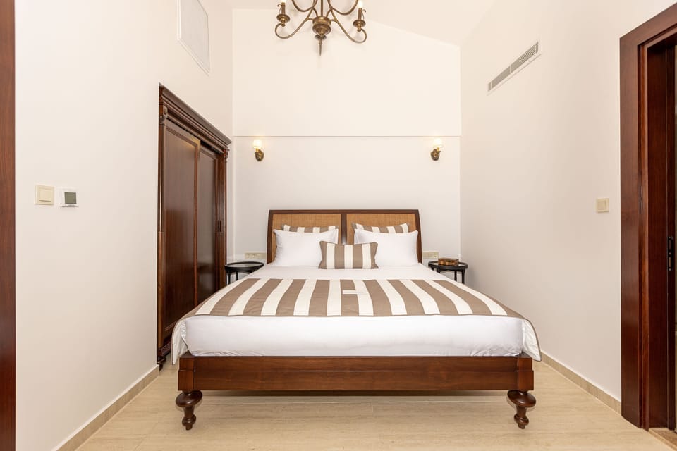 Superior Suite, Sea View | Premium bedding, minibar, in-room safe, WiFi (free)