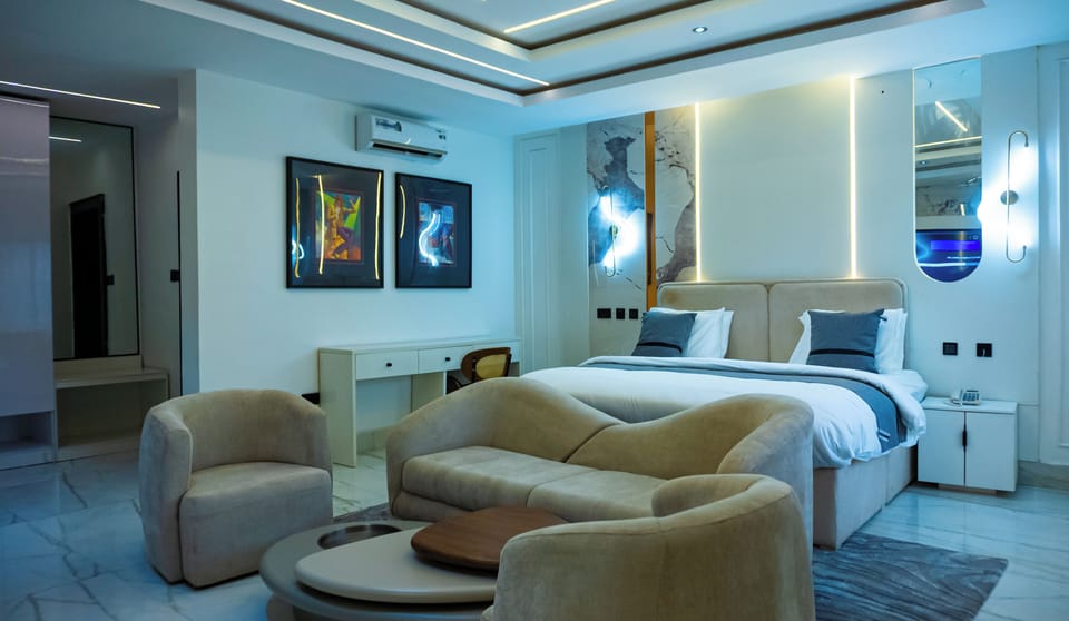 Suite | Desk, laptop workspace, free WiFi