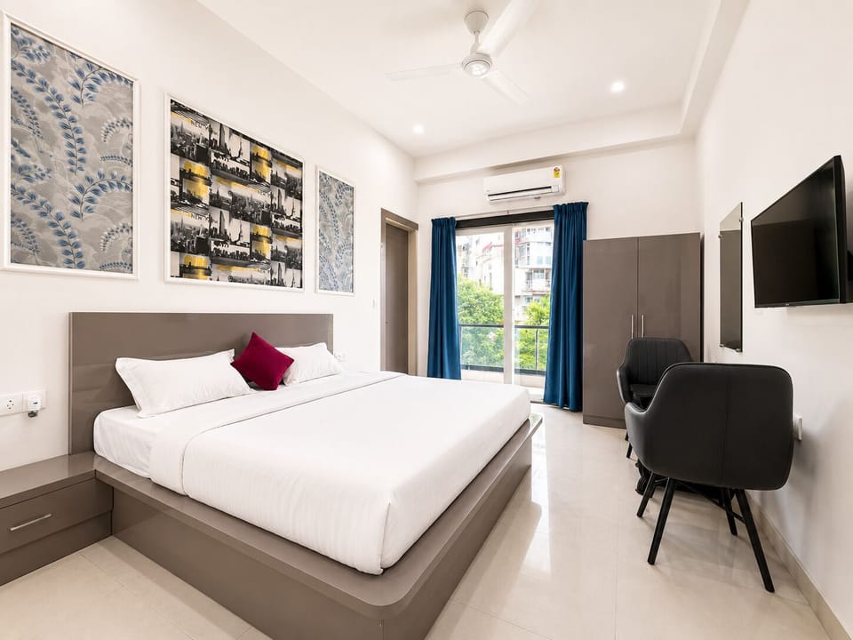 Deluxe Room, Balcony, City View | Laptop workspace, WiFi (free)