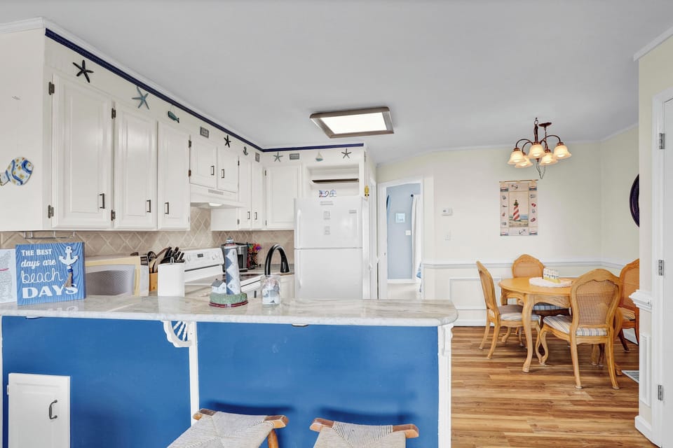 Kitchen - Kitchen - Bar seats 4