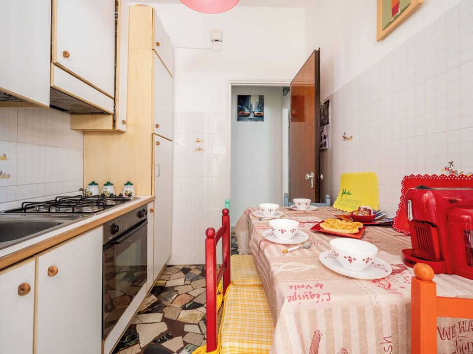 Interior Design, Flooring, Wood, Floor, Major Appliance, Room, Furniture, Ceiling, Kitchen, Apartment
