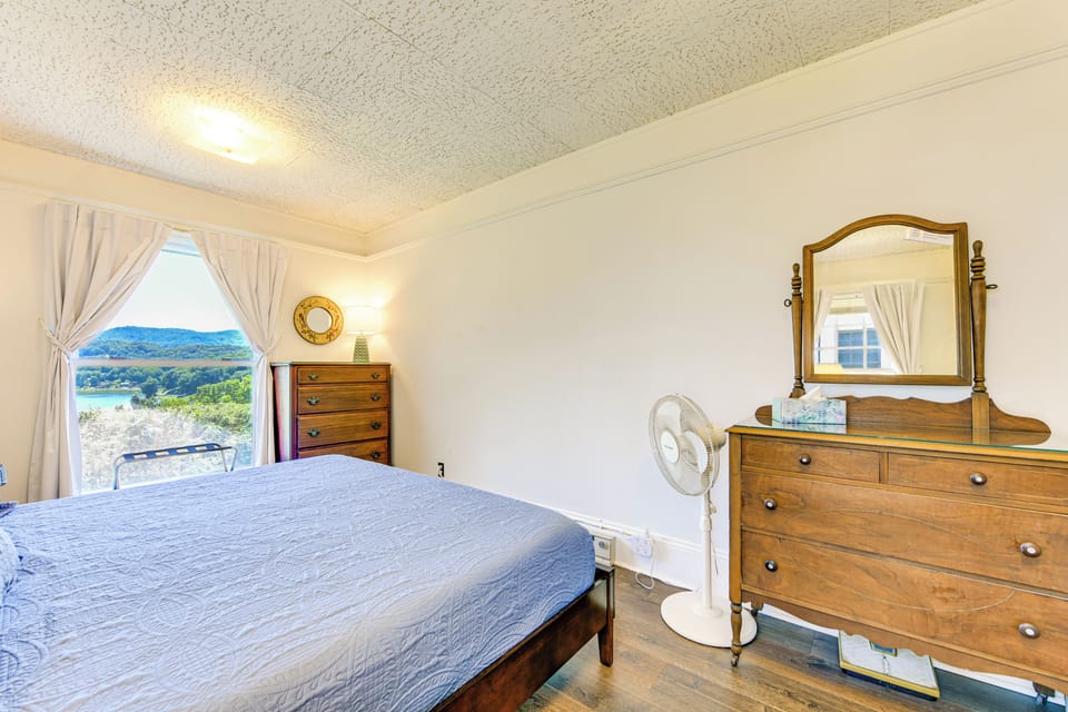 Balcony w/ Stunning View! Lake Junaluska Retreat Cottage in Lake Junaluska