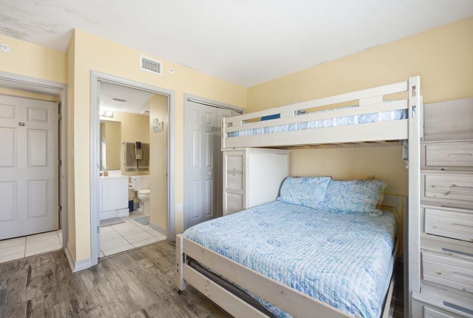 Island Princess #403 Guest Bedroom - Queen Bed / Twin Bed