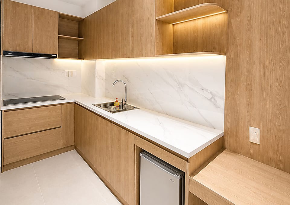 Junior Studio, Kitchen, Courtyard View | Private kitchen | Fridge, eco-friendly cleaning products, reusable coffee/tea filters
