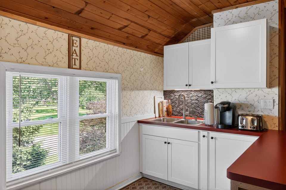Apartment, 1 Bedroom | Private kitchen | Coffee/tea maker, fridge, oven, toaster