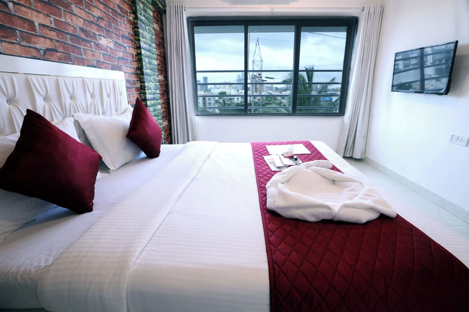 Desk, laptop workspace, WiFi (free), bed sheets