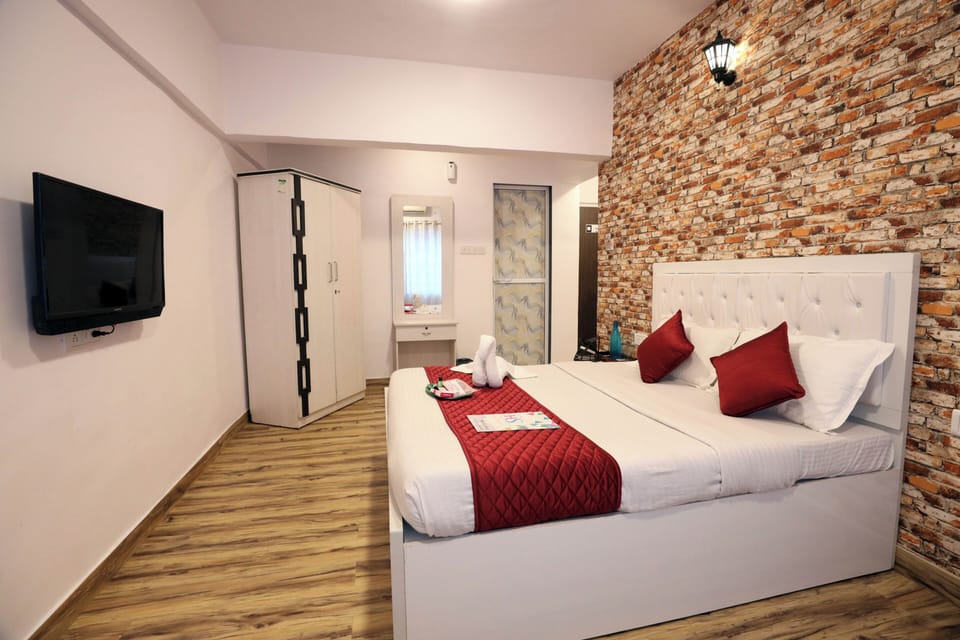 Desk, laptop workspace, free WiFi, bed sheets