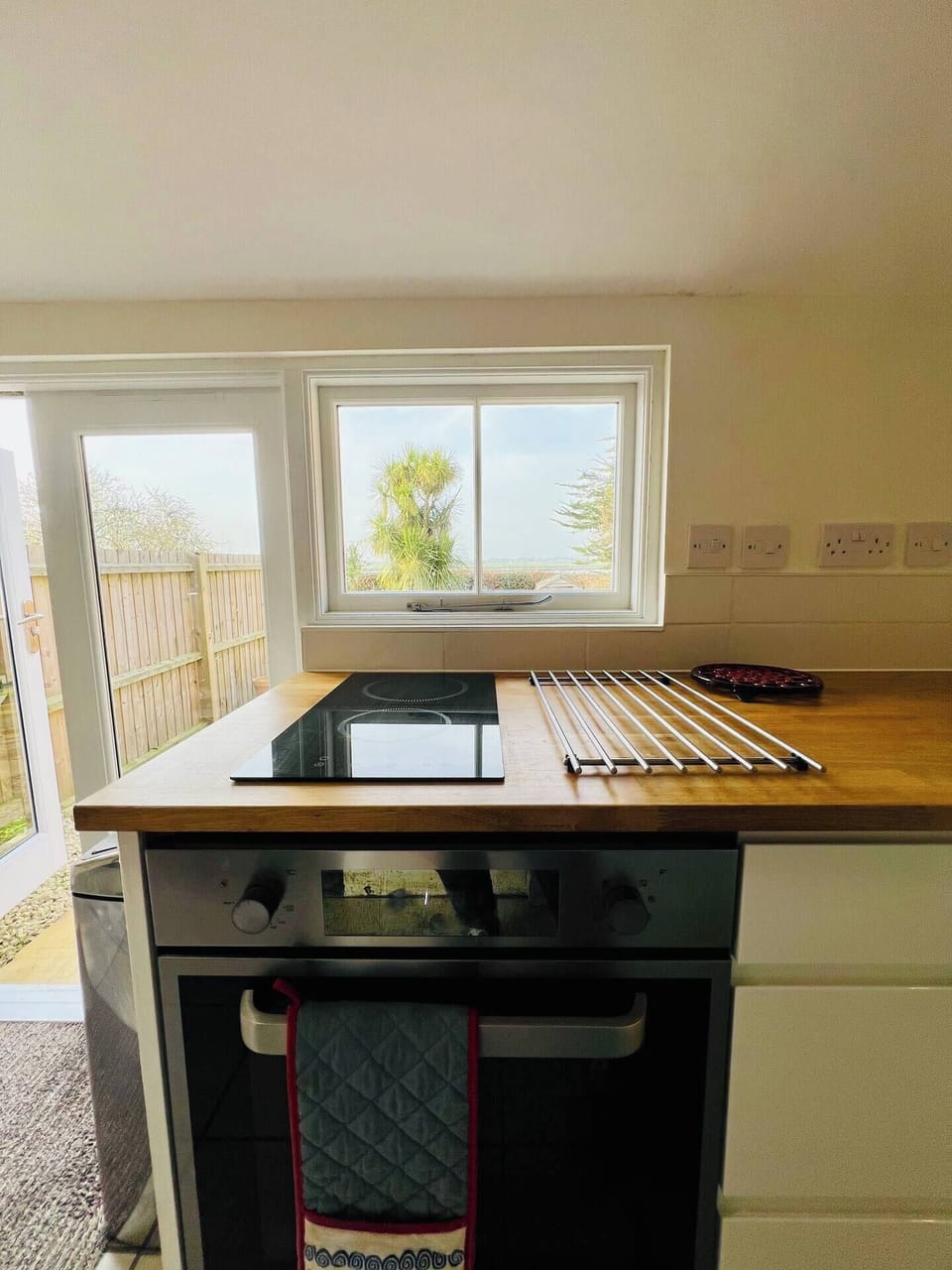 Oven with hob