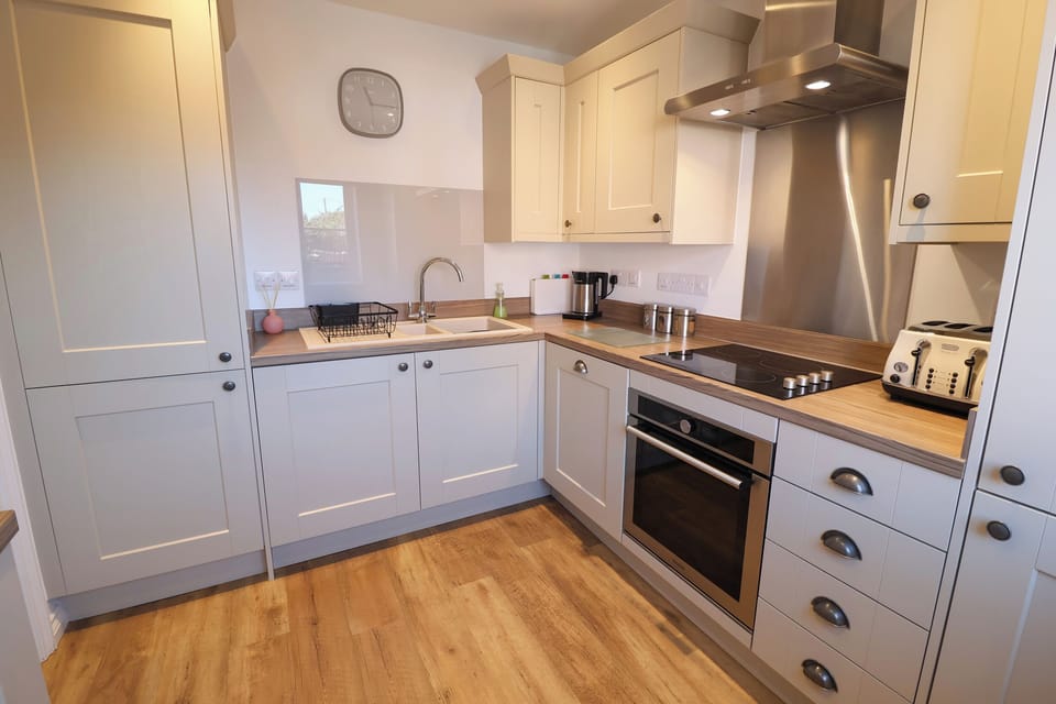 Cottage | Private kitchen | Dishwasher, cookware/dishes/utensils