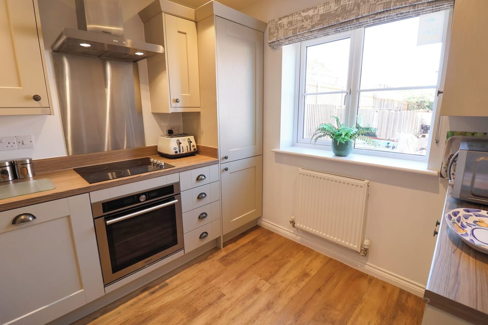 Cottage | Private kitchen | Dishwasher, cookware/dishes/utensils