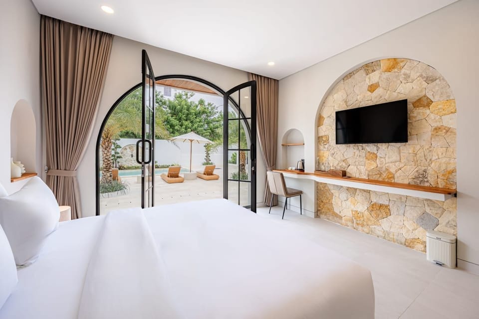Luxury Double Room, 1 King Bed, Non Smoking, Pool View | Egyptian cotton sheets, premium bedding, down comforters