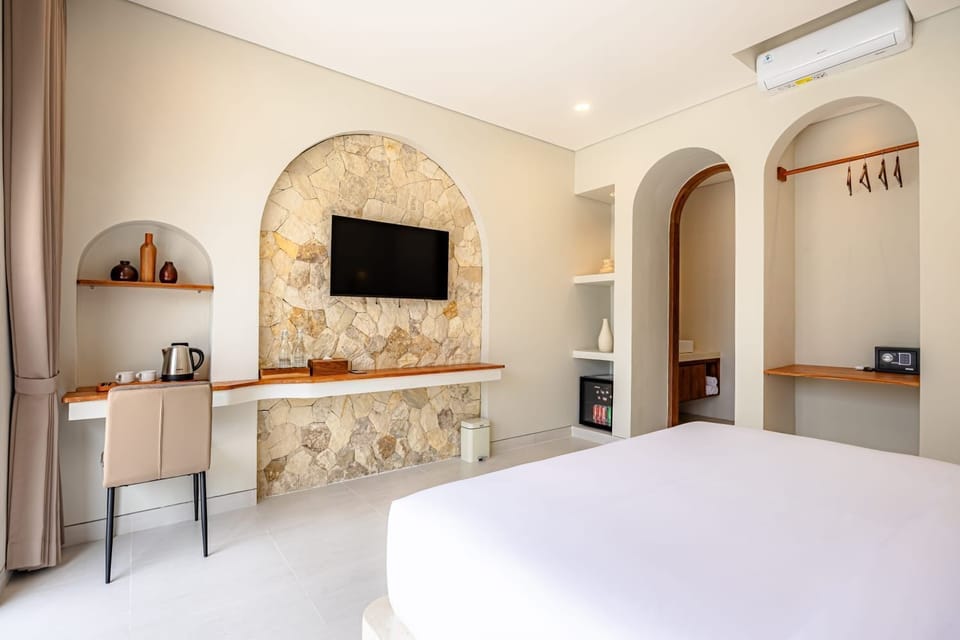 Luxury Double Room, 1 King Bed, Non Smoking, Pool View | Egyptian cotton sheets, premium bedding, down comforters