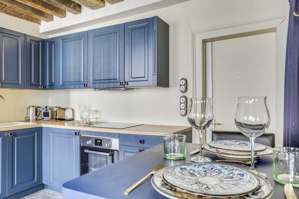 Apartment | Private kitchen | Coffee/tea maker, fridge, oven, stovetop