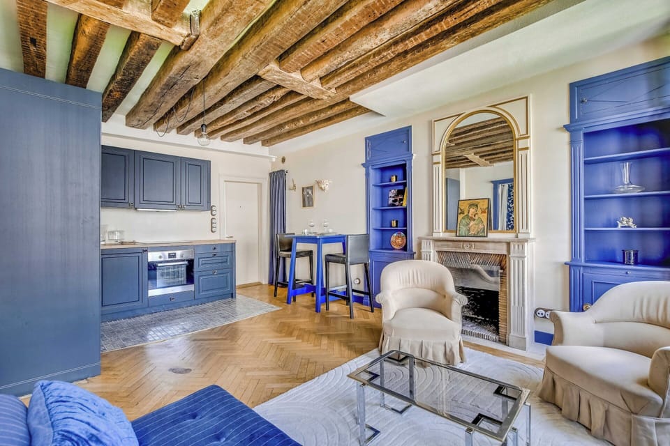 Apartment | Living area | Fireplace