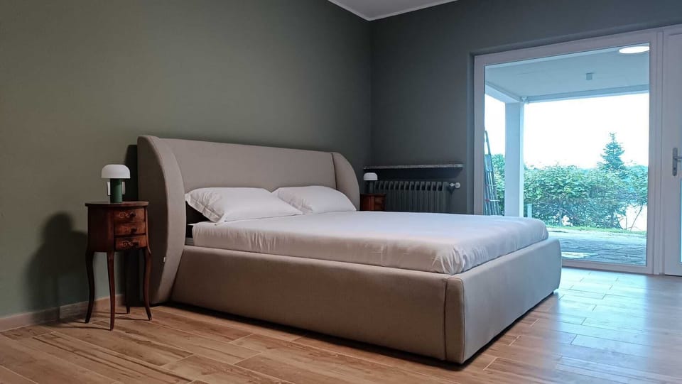 Laptop workspace, blackout drapes, iron/ironing board, free WiFi