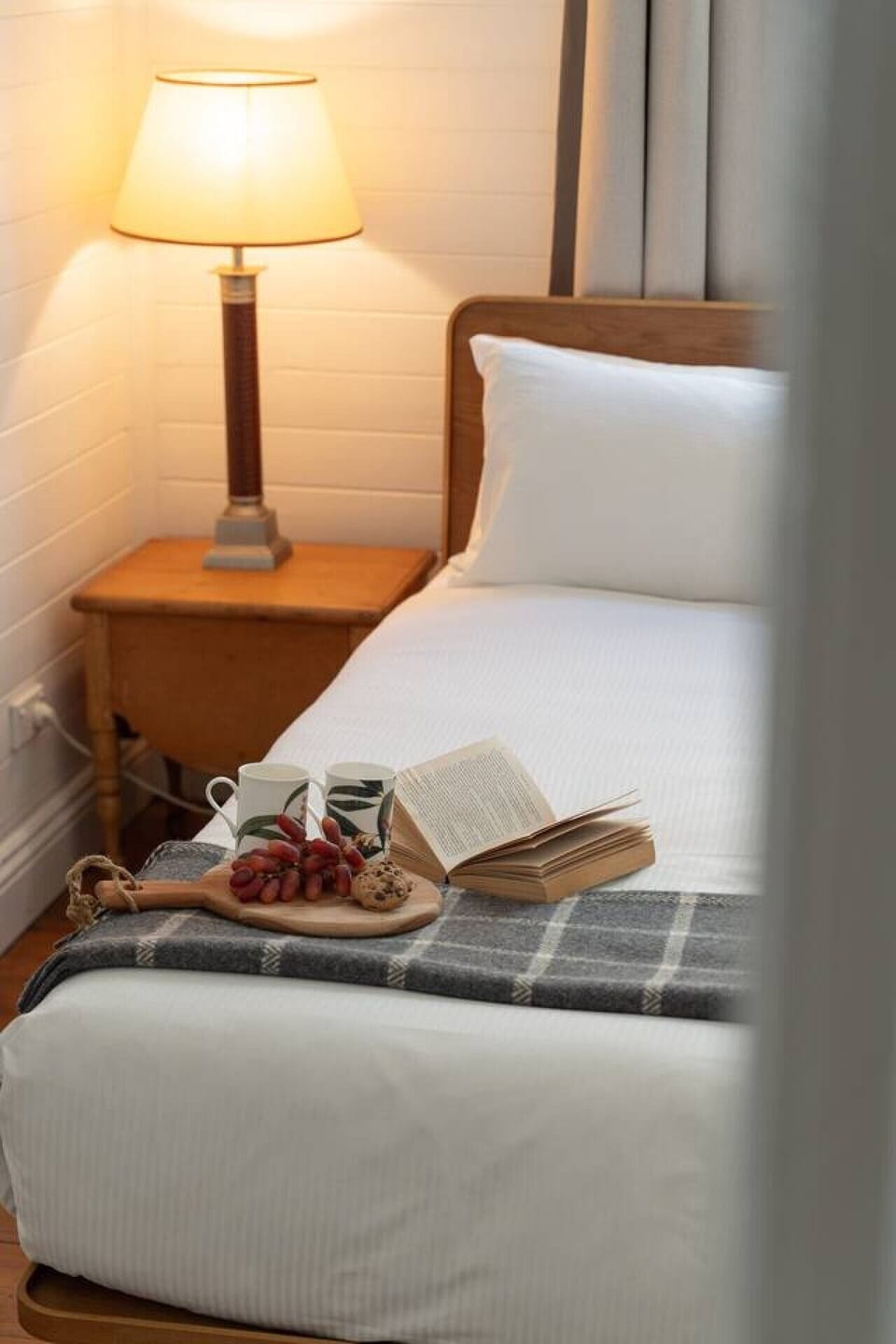 Slow evenings are made for fresh linen, a good book and a quiet cup of tea