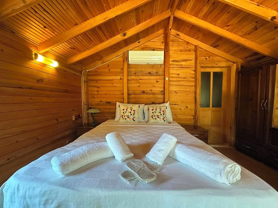 Standard Double Room, 1 Queen Bed, Non Smoking, Garden View | Minibar (free items), desk, bed sheets