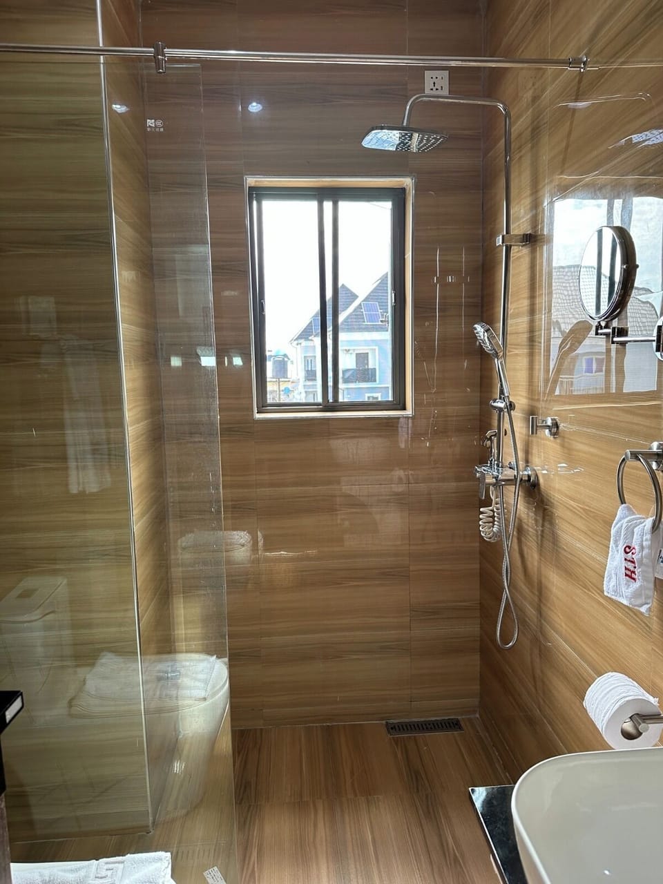 Standard Room, Non Smoking | Bathroom | Shower, hair dryer, towels, soap