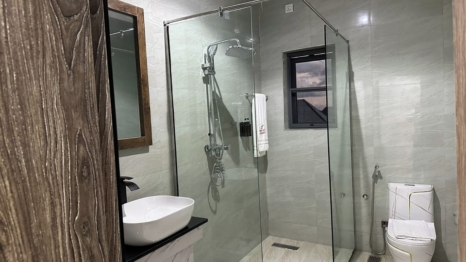 Executive Room, Non Smoking | Bathroom | Shower, hair dryer, towels, soap
