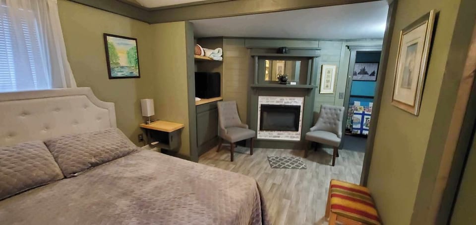 Mountain Room | WiFi (free), bed sheets