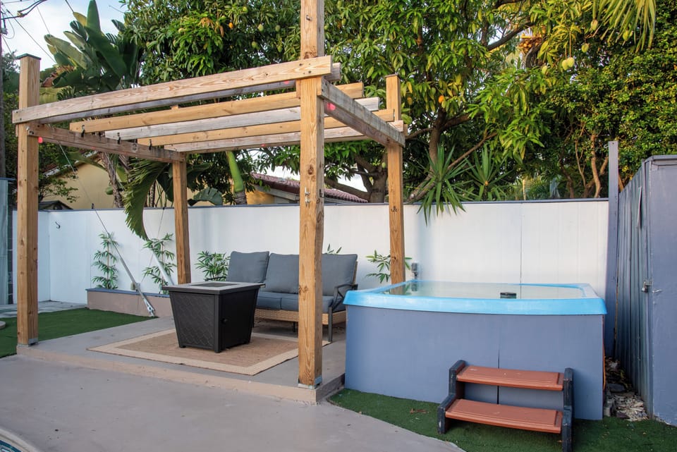 Outdoor spa tub