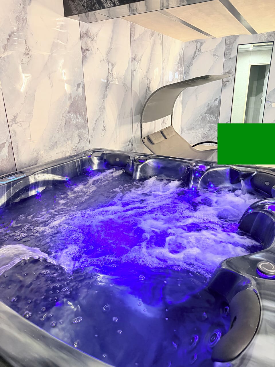 Indoor spa tub