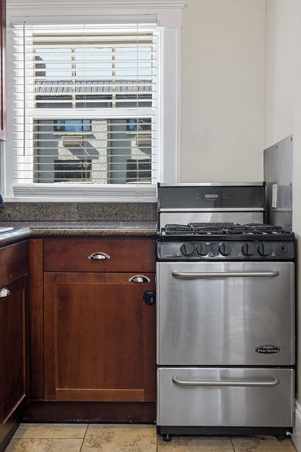 Cook your favorite dishes with the fully equipped kitchen appliances.