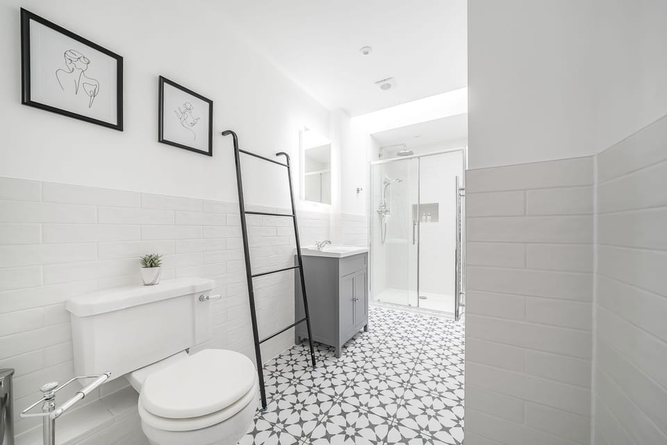 St Mary's Barn, Stalbridge: The en-suite shower room