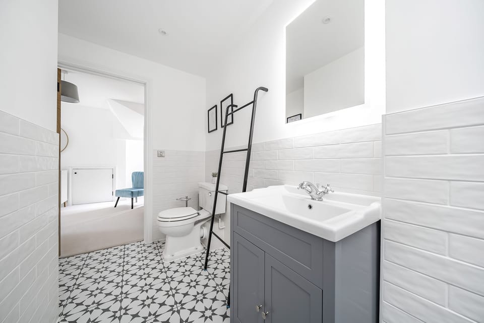 St Mary's Barn, Stalbridge: The en-suite shower room