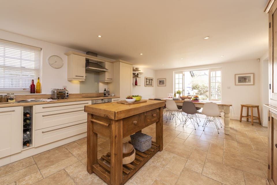 The White House, West Lulworth: Kitchen with dining area