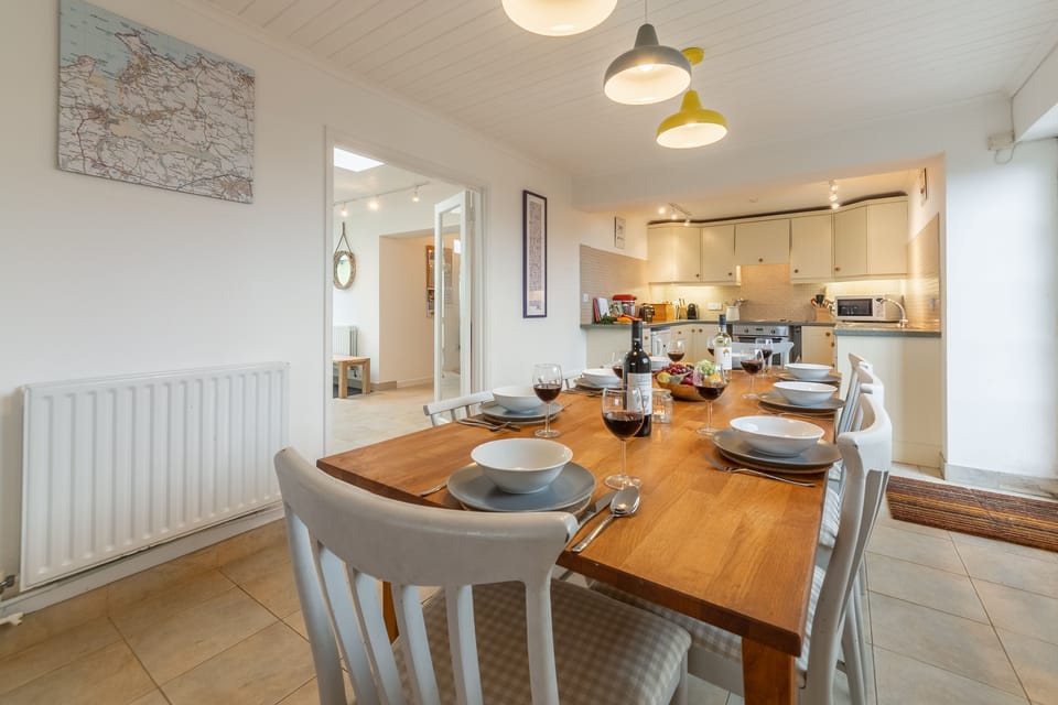 Little Palm Trees, Polzeath. Ground floor: Dining area of kitchen
