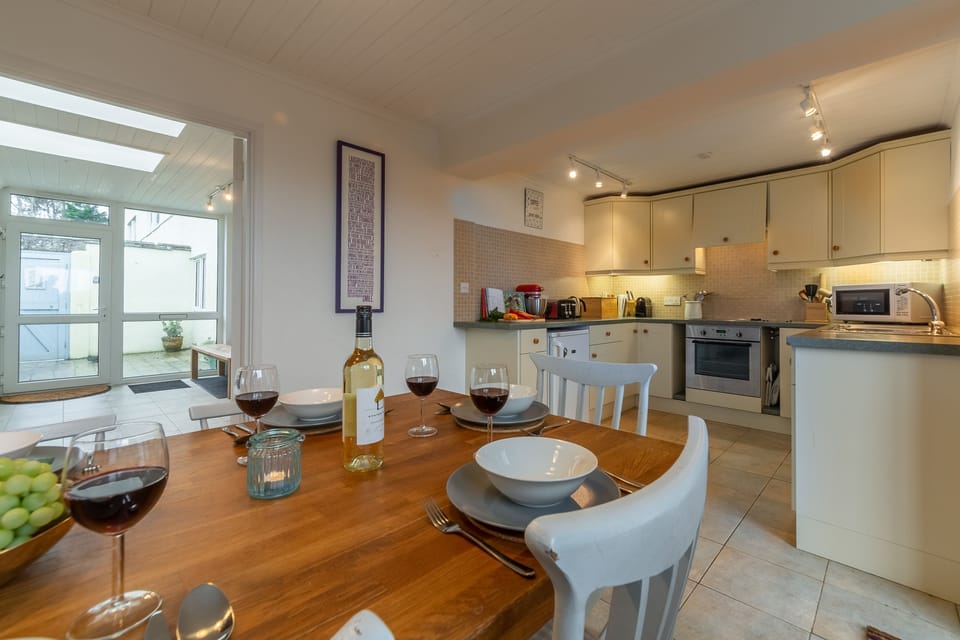 Little Palm Trees, Polzeath. Ground floor: Dining area of kitchen