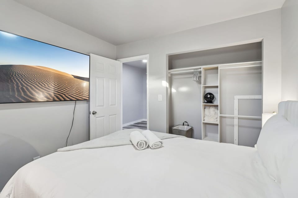 Where comfort meets organization – a bedroom with everything in place.