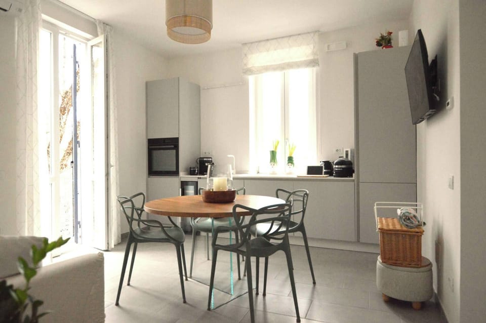 Apartment, 2 Bedrooms, Balcony, City View | Dining room